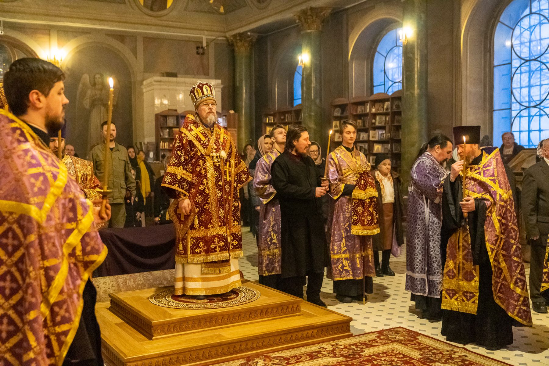 Свечи в храме на торжество Православия