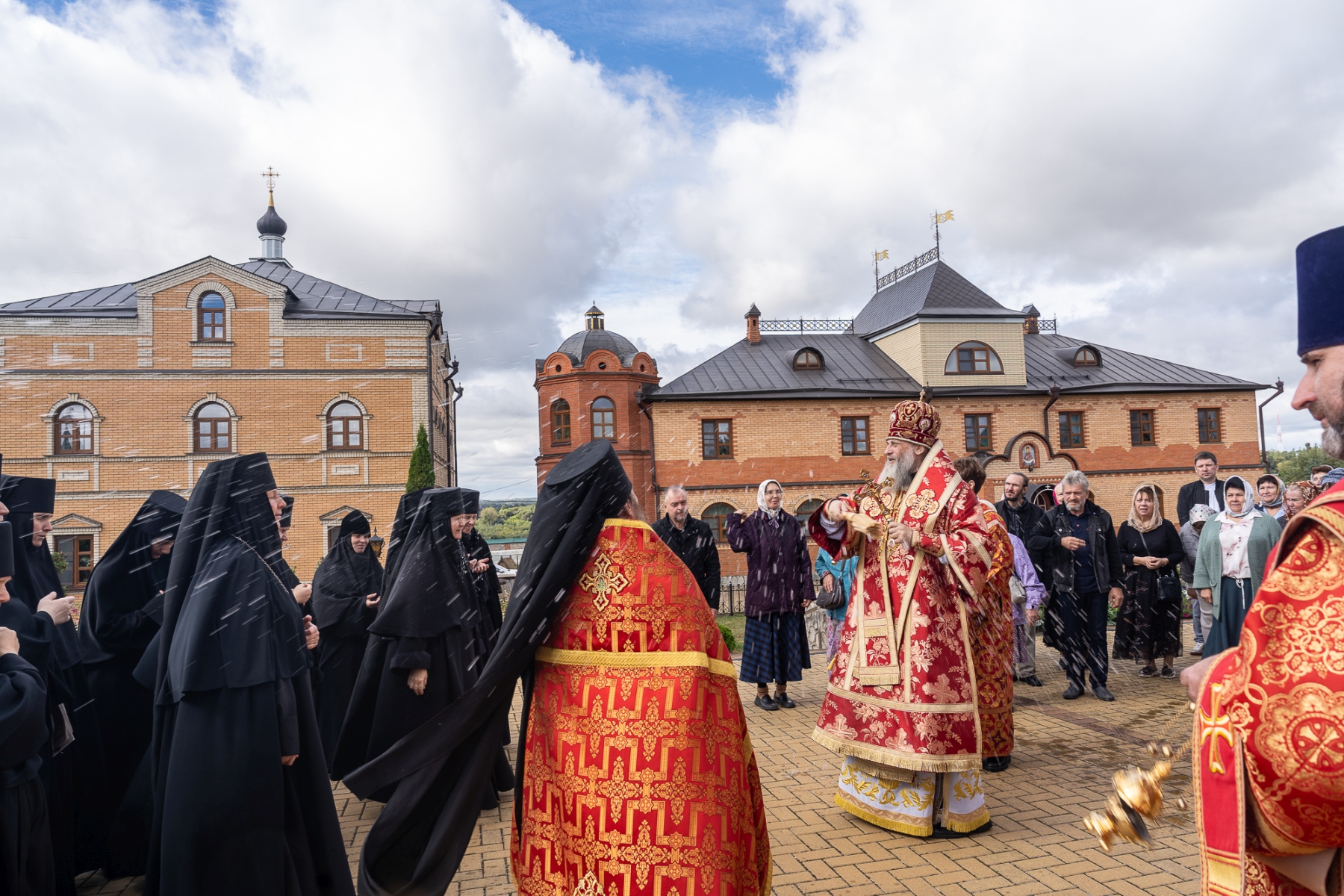 В Покровском монастыре Михайлова день Усекновения главы Иоанна Предтечи встретили за архиерейским ...