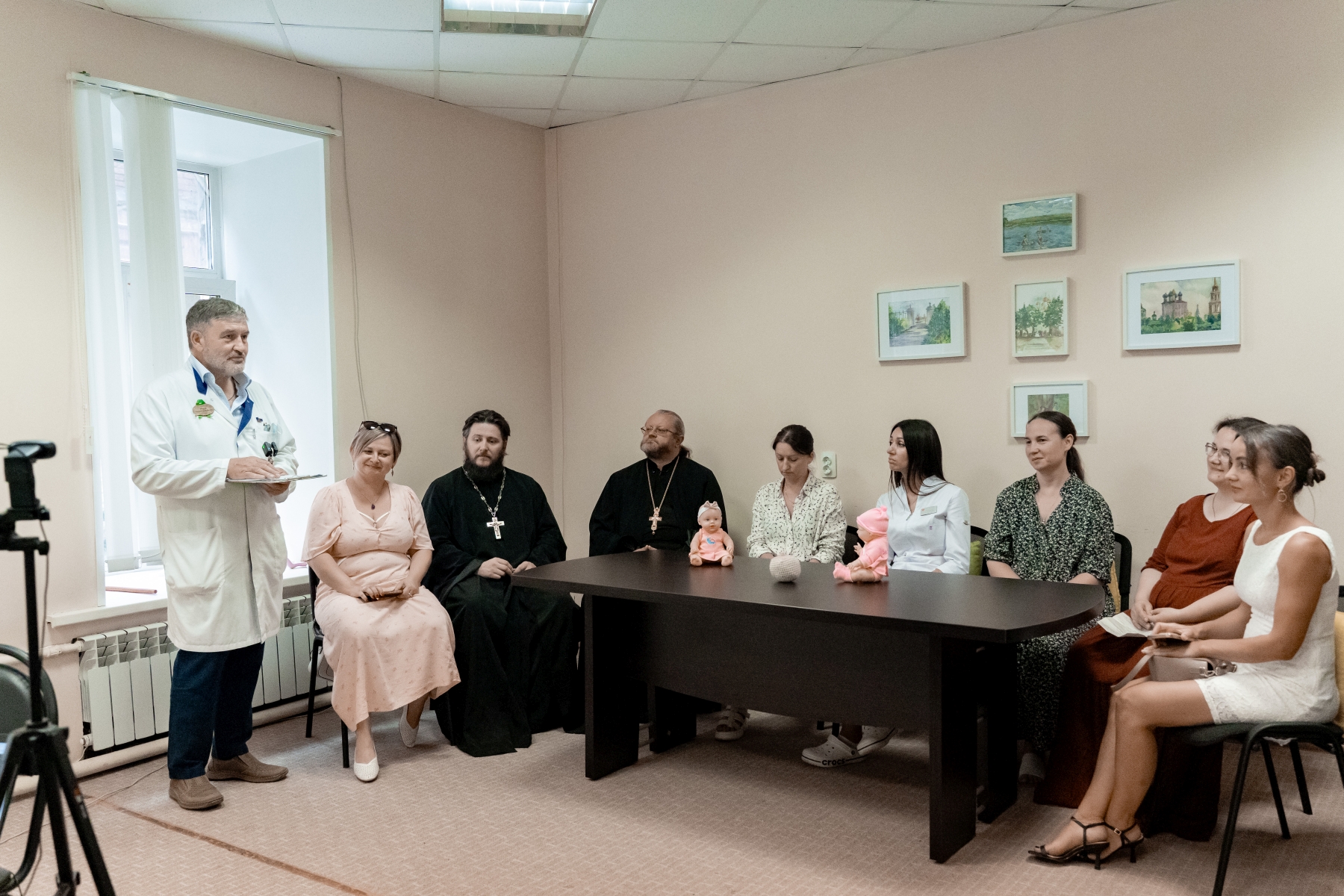Врачи, психологи, представители епархии и многодетные мамы обсудили тему грудного вскармливания на круглом ...